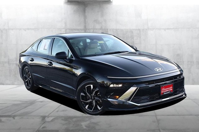 Hyundai Sonata Vehicle Image 02
