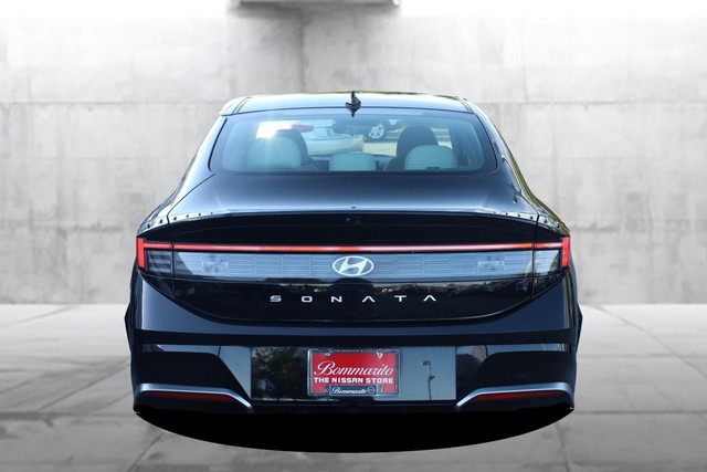 Hyundai Sonata Vehicle Image 06