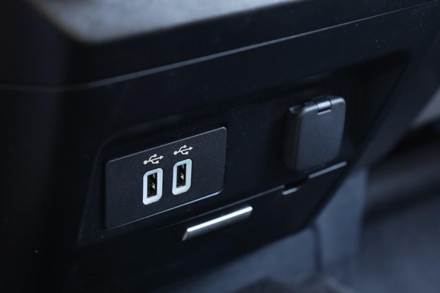 Ford F-150 Vehicle Full-screen Gallery Image 17