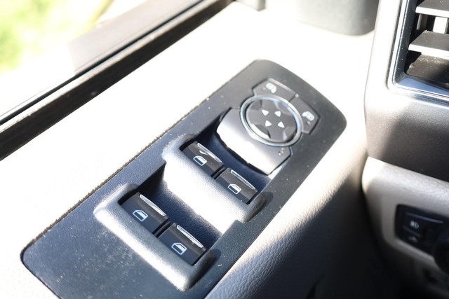 Ford F-150 Vehicle Full-screen Gallery Image 20