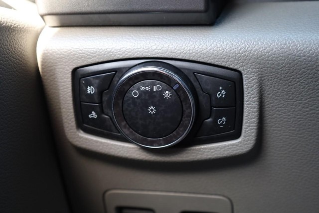 Ford F-150 Vehicle Full-screen Gallery Image 21