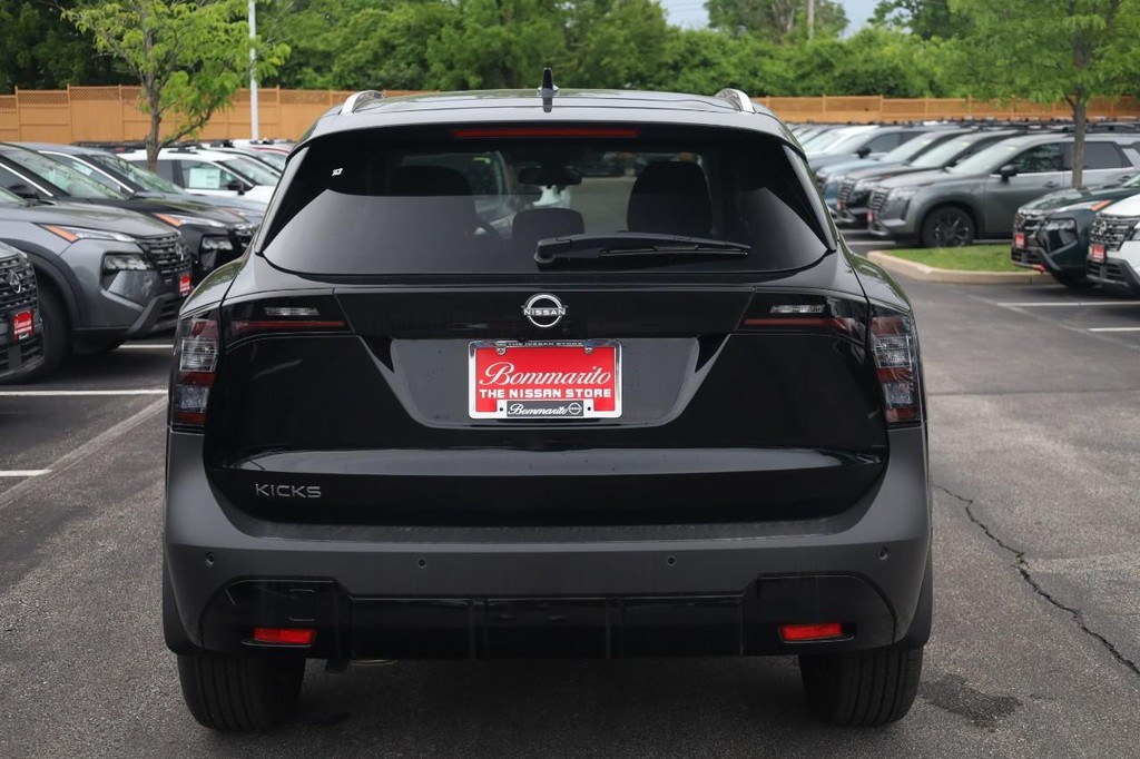 Nissan Kicks Vehicle Image 06