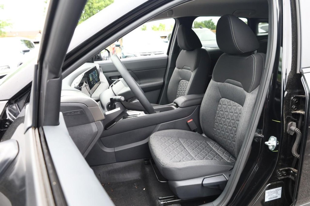 Nissan Kicks Vehicle Image 08