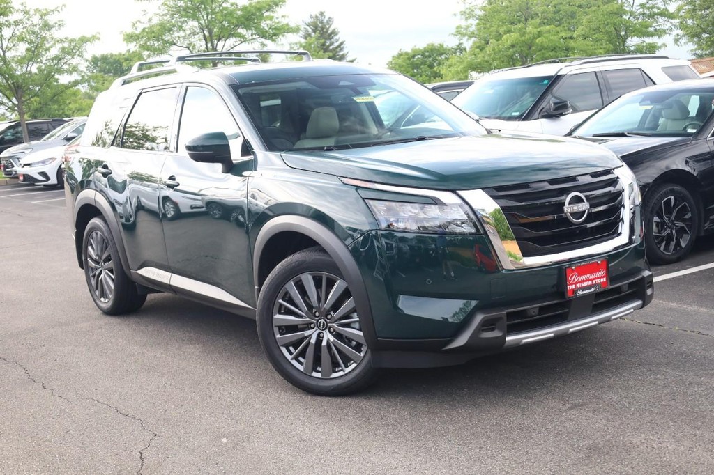 Nissan Pathfinder Vehicle Image 02