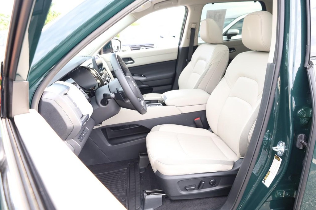 Nissan Pathfinder Vehicle Image 10