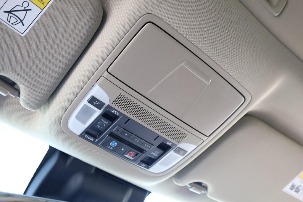 Acura MDX Vehicle Full-screen Gallery Image 20