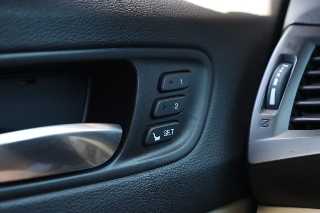 Acura MDX Vehicle Full-screen Gallery Image 23
