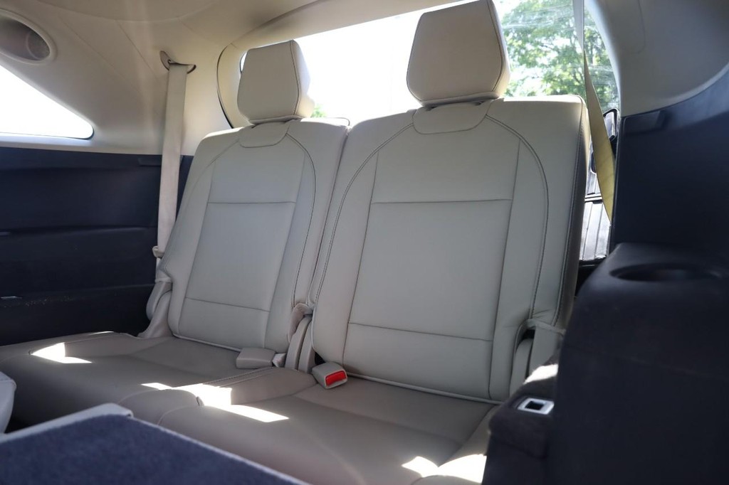 Acura MDX Vehicle Full-screen Gallery Image 28