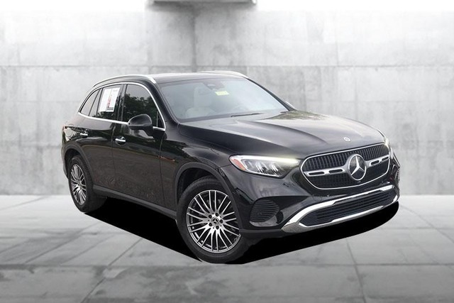 Mercedes-Benz GLC Vehicle Full-screen Gallery Image 2