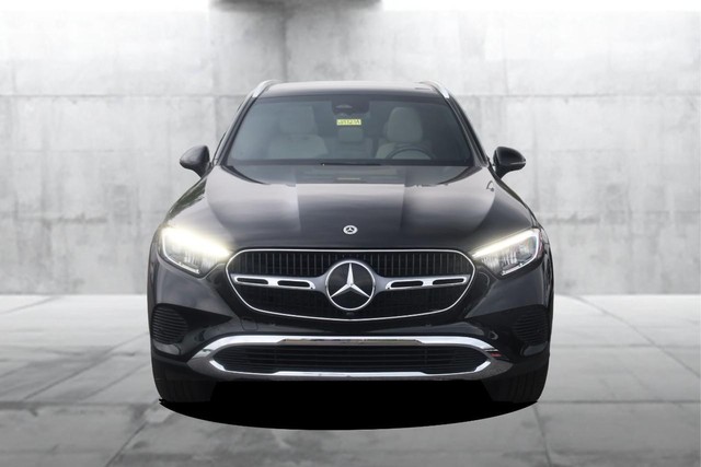 Mercedes-Benz GLC Vehicle Full-screen Gallery Image 4