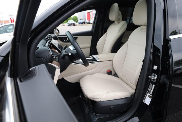 Mercedes-Benz GLC Vehicle Full-screen Gallery Image 9