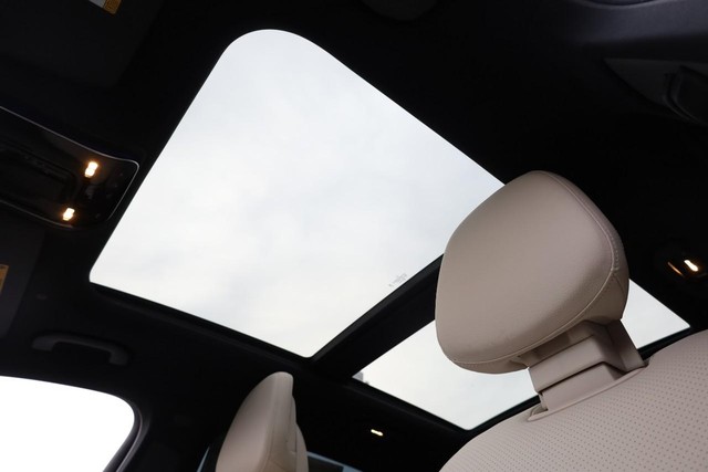 Mercedes-Benz GLC Vehicle Full-screen Gallery Image 10