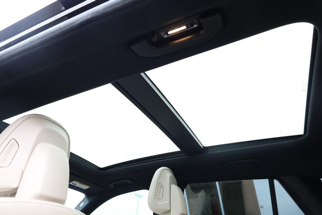 Mercedes-Benz GLC Vehicle Full-screen Gallery Image 11