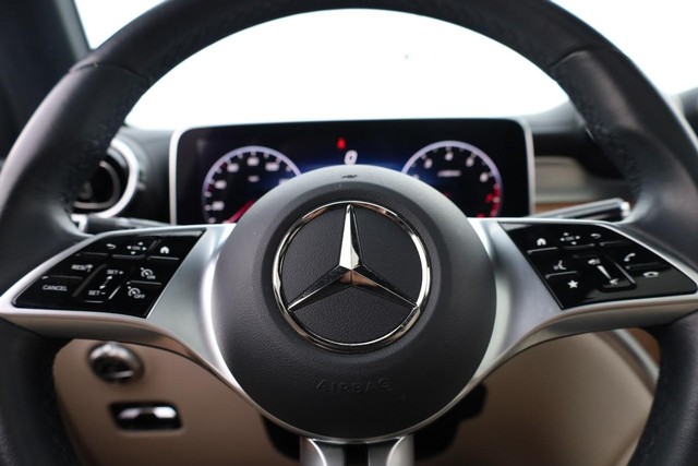 Mercedes-Benz GLC Vehicle Full-screen Gallery Image 12