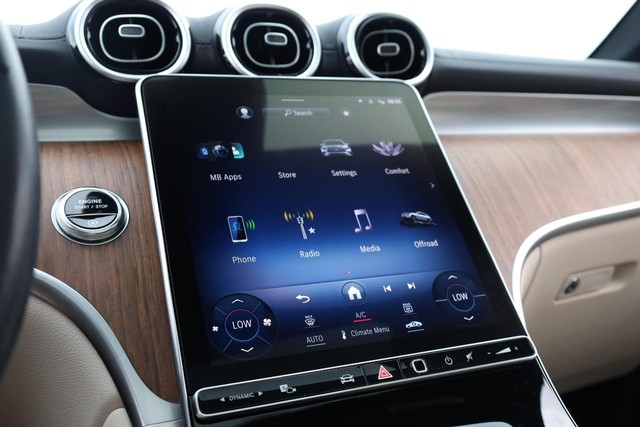 Mercedes-Benz GLC Vehicle Full-screen Gallery Image 14