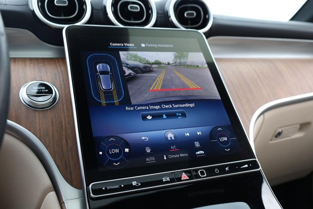 Mercedes-Benz GLC Vehicle Full-screen Gallery Image 15