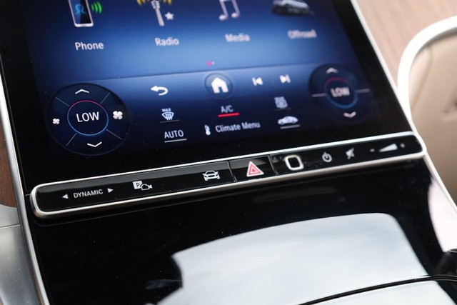 Mercedes-Benz GLC Vehicle Full-screen Gallery Image 16
