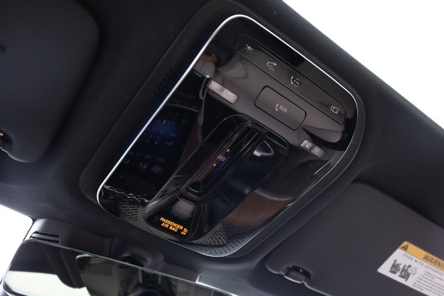 Mercedes-Benz GLC Vehicle Full-screen Gallery Image 18