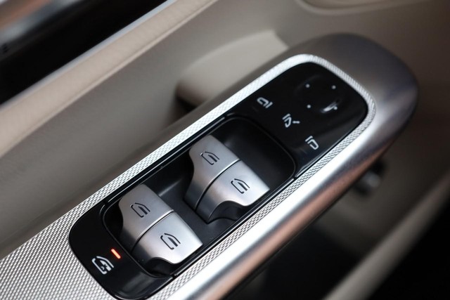 Mercedes-Benz GLC Vehicle Full-screen Gallery Image 19