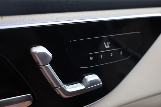 Mercedes-Benz GLC Vehicle Full-screen Gallery Image 20