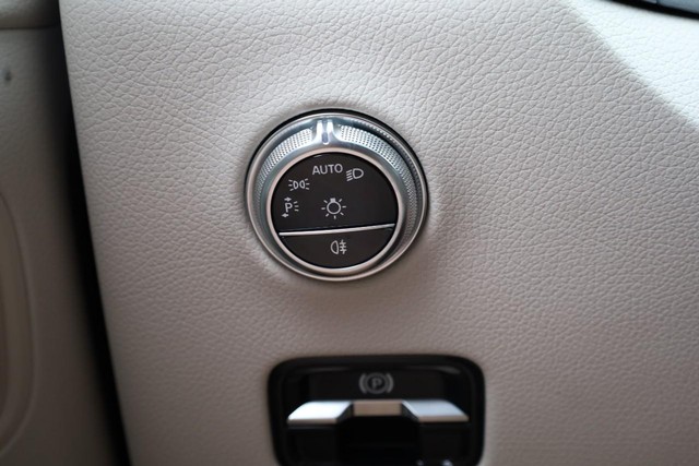 Mercedes-Benz GLC Vehicle Full-screen Gallery Image 21