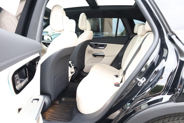 Mercedes-Benz GLC Vehicle Full-screen Gallery Image 23