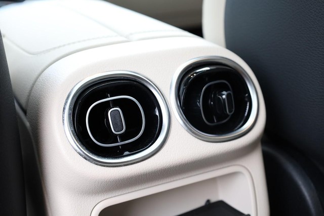 Mercedes-Benz GLC Vehicle Full-screen Gallery Image 24