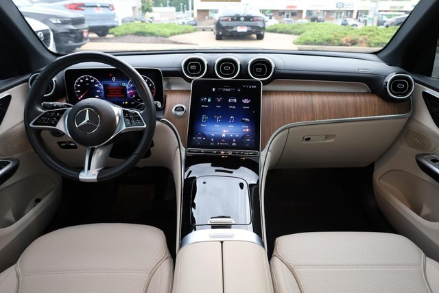 Mercedes-Benz GLC Vehicle Full-screen Gallery Image 25