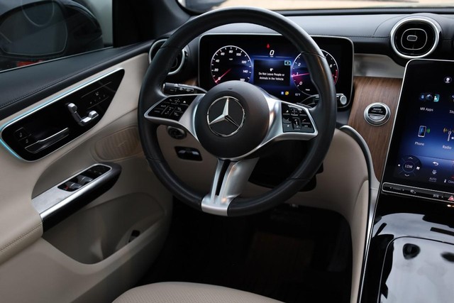 Mercedes-Benz GLC Vehicle Full-screen Gallery Image 26