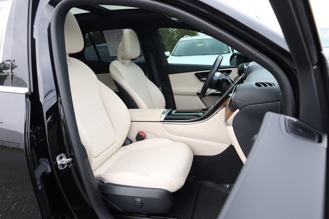 Mercedes-Benz GLC Vehicle Full-screen Gallery Image 27