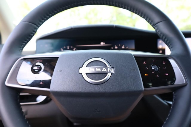 Nissan Murano Vehicle Full-screen Gallery Image 11