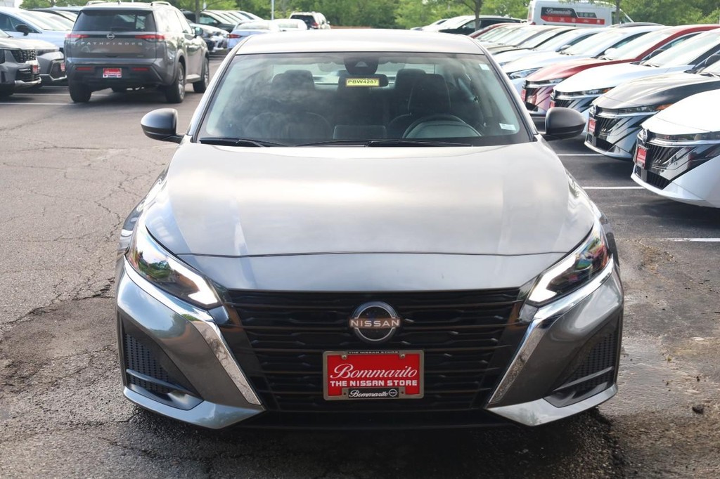 Nissan Altima Vehicle Image 04