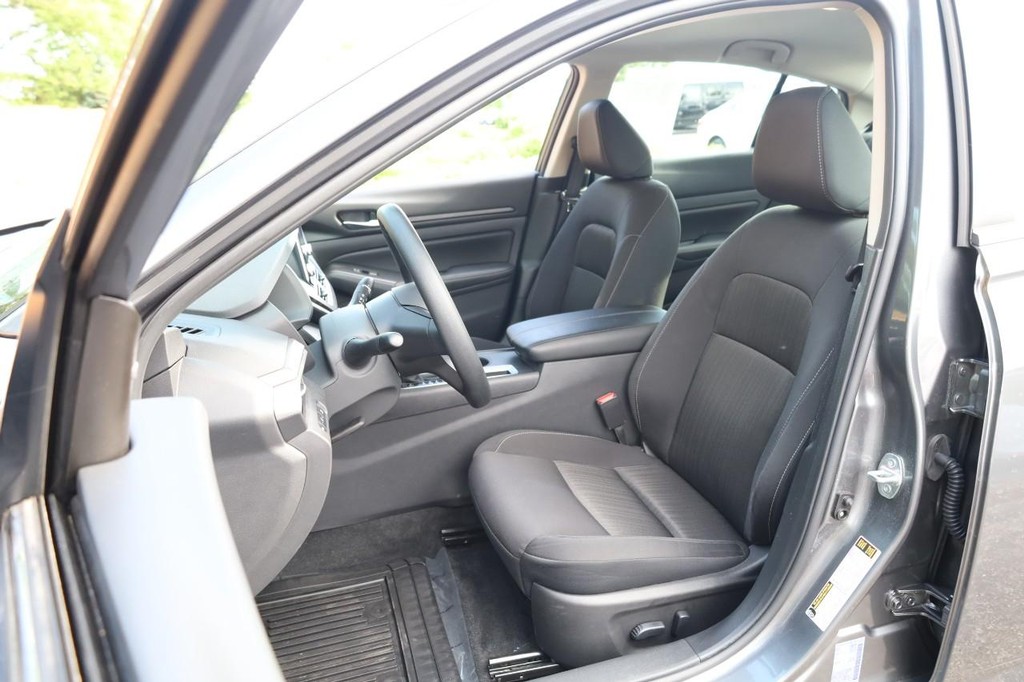 Nissan Altima Vehicle Image 08