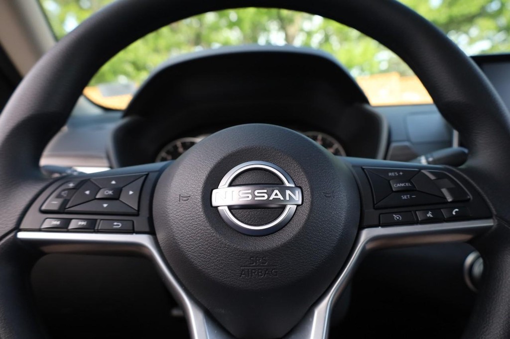Nissan Altima Vehicle Image 09