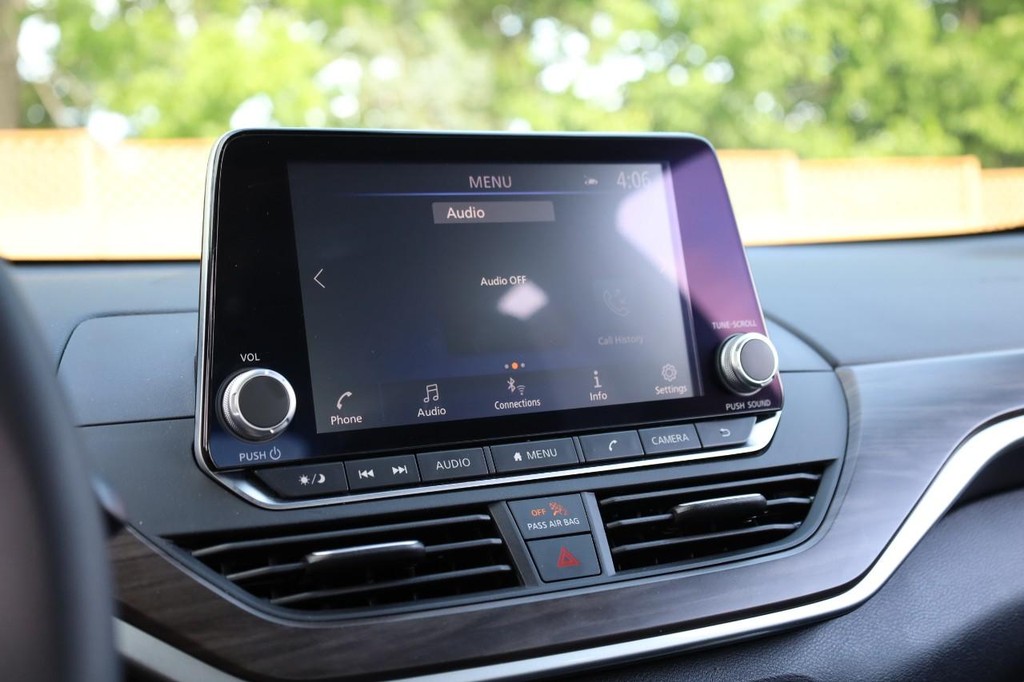 Nissan Altima Vehicle Image 11
