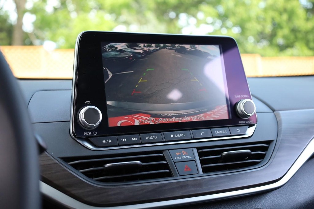 Nissan Altima Vehicle Image 12