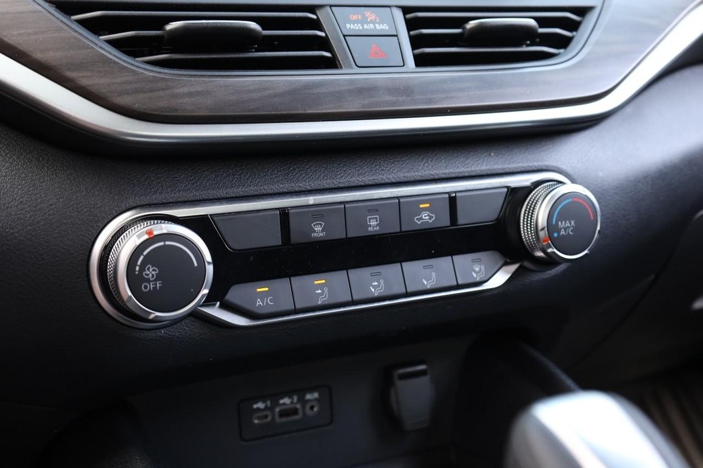 Nissan Altima Vehicle Image 13