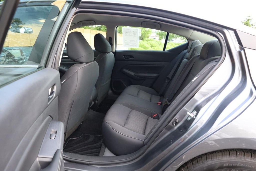Nissan Altima Vehicle Image 19