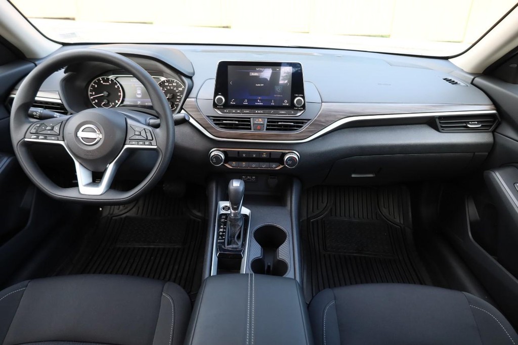 Nissan Altima Vehicle Image 21