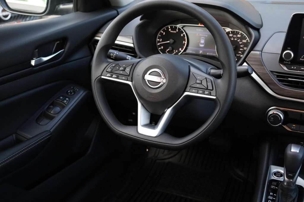 Nissan Altima Vehicle Image 22
