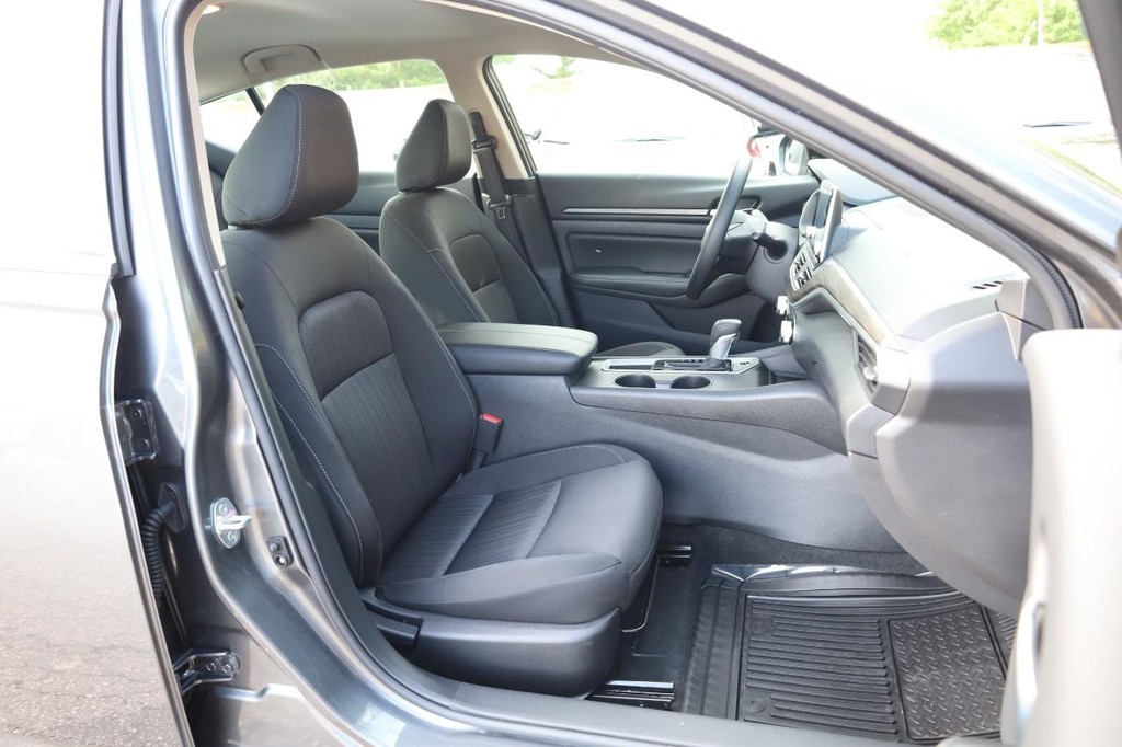 Nissan Altima Vehicle Image 23