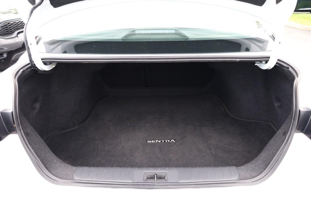 Nissan Sentra Vehicle Image 07