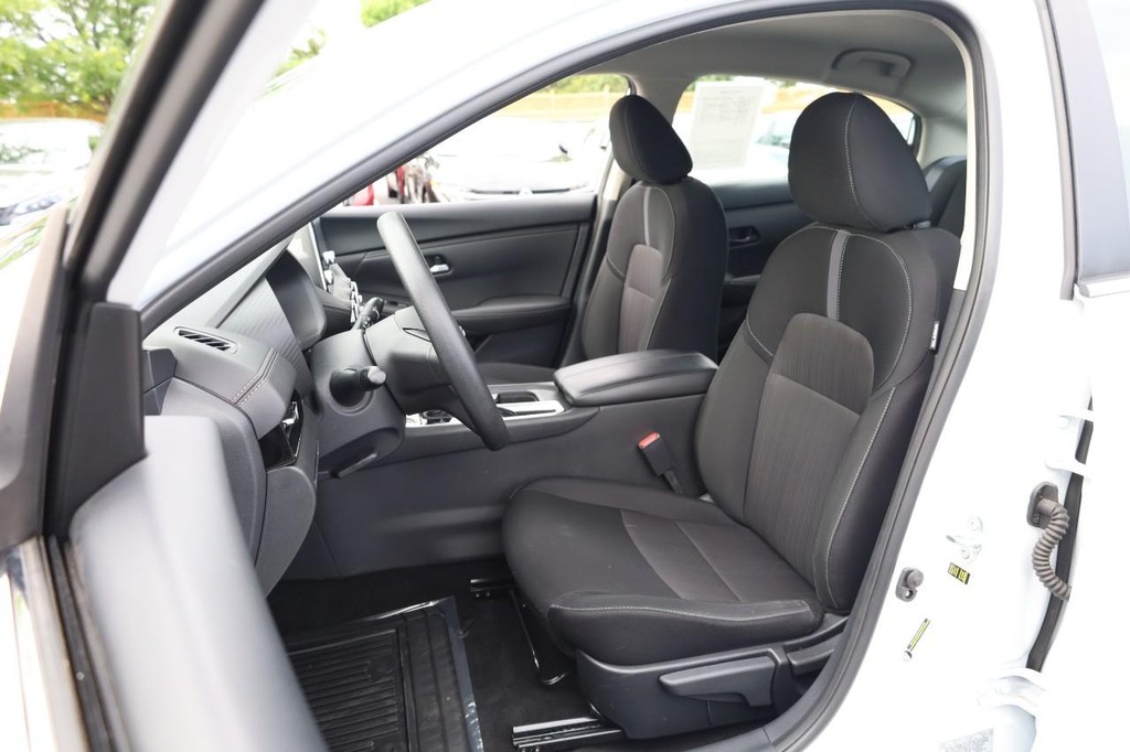 Nissan Sentra Vehicle Image 08