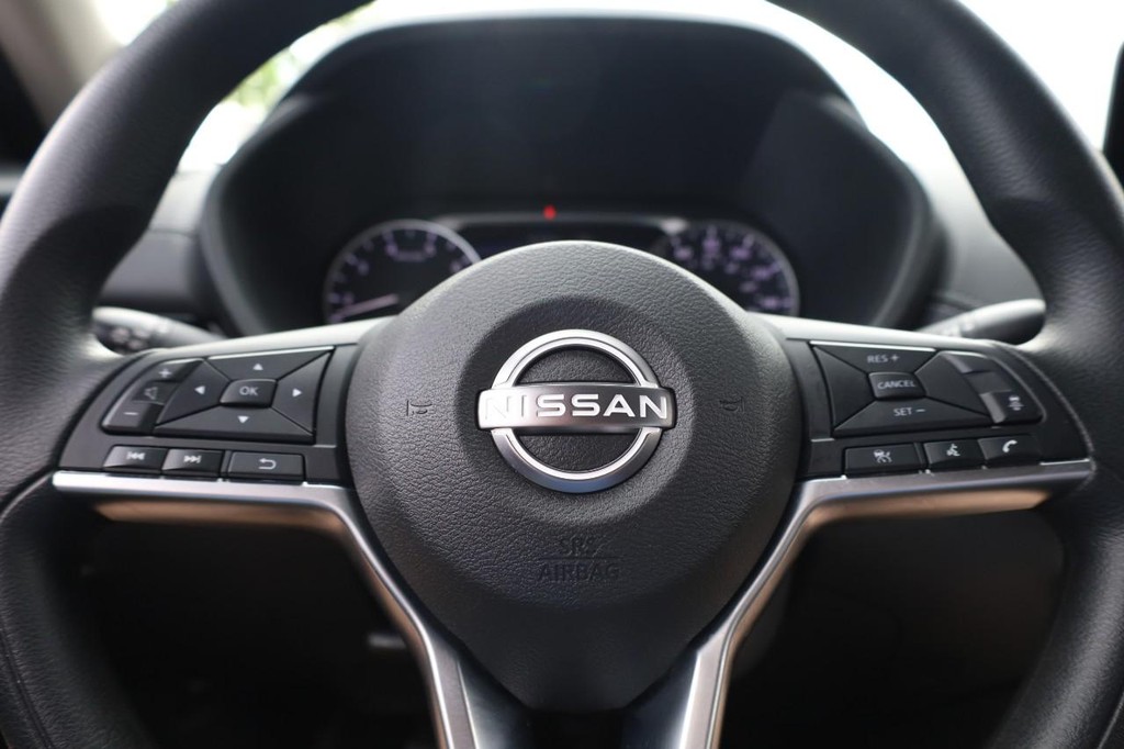 Nissan Sentra Vehicle Image 09