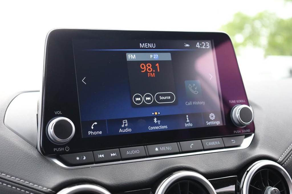 Nissan Sentra Vehicle Image 11