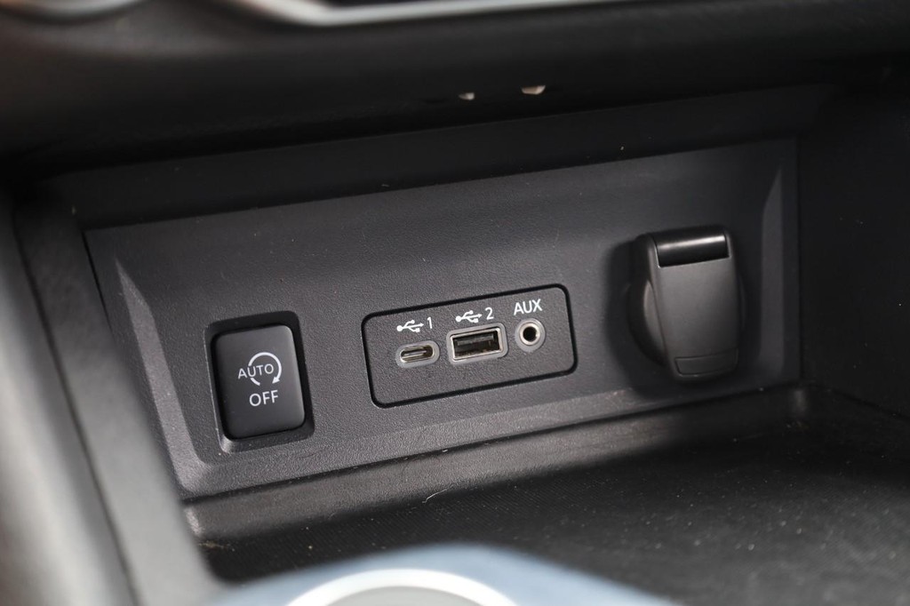Nissan Sentra Vehicle Image 14