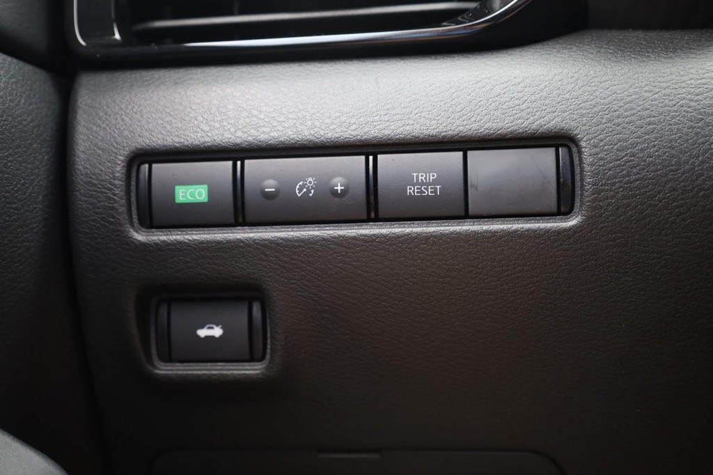 Nissan Sentra Vehicle Image 18