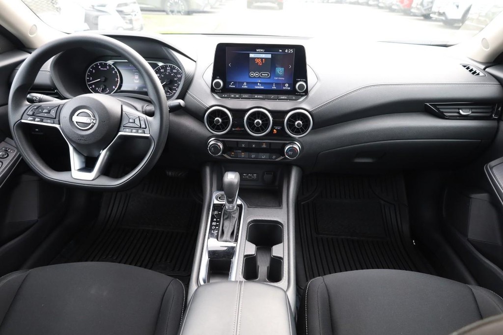 Nissan Sentra Vehicle Image 21