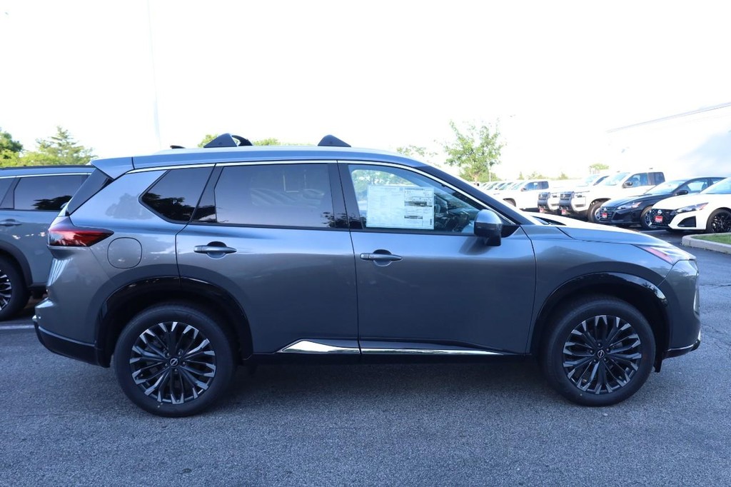 Nissan Rogue Vehicle Image 05