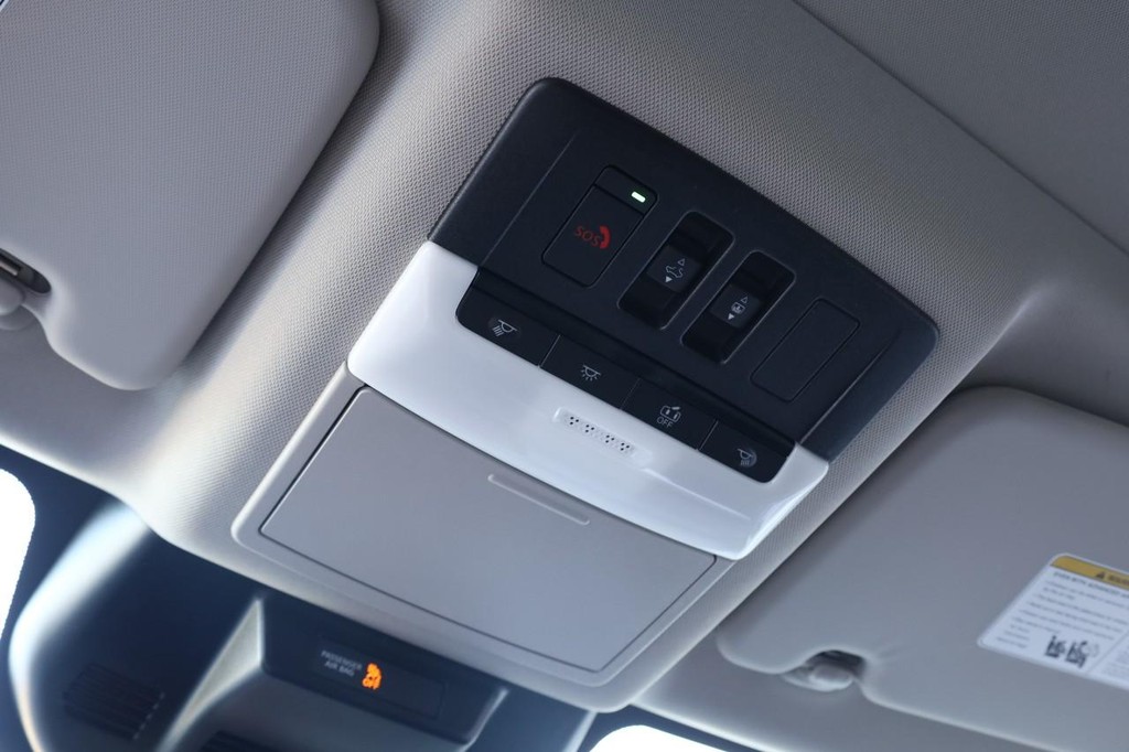 Nissan Rogue Vehicle Image 19